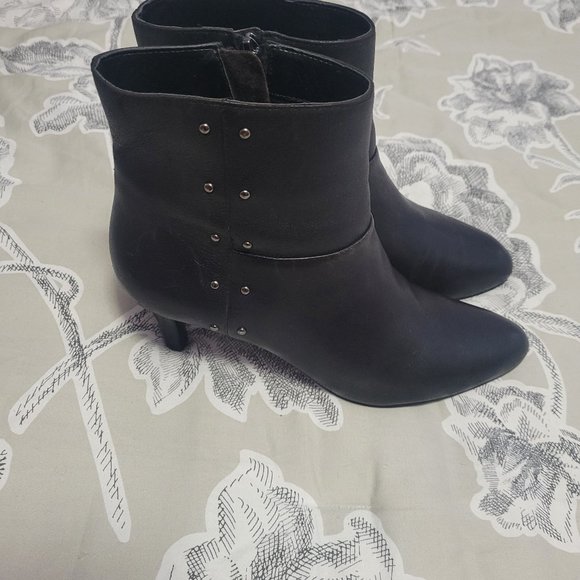 Tahari "Prinston" Black Leather Side Zip Bootie Size 7.5 EUC - Picture 2 of 9